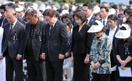 이 대통령 예우와 보상, 말 아닌 실천…현충일 추념식 참석