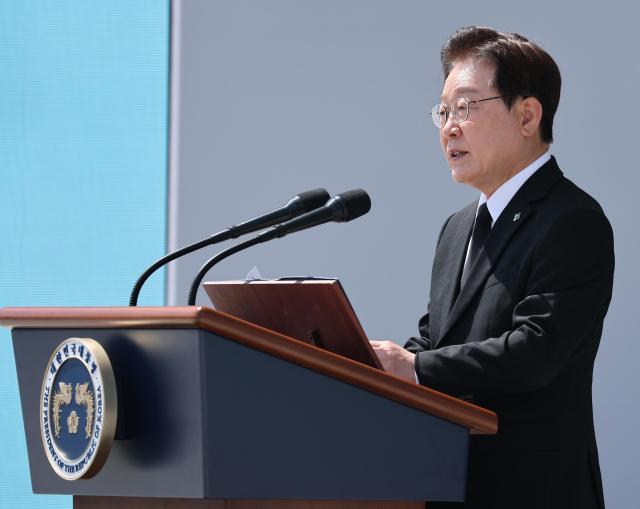 이재명 대통령이 6일 서울 동작구 국립서울현충원에서 열린 제71회 현충일 추념식에서 추념사를 하고 있다사진연합뉴스