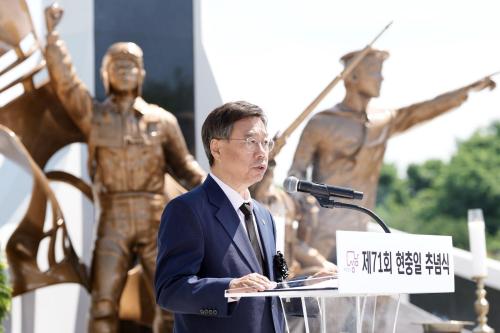 신상진 시장이 제71회 현충일 추념행사에서 추념사를 하고 있다사진성남시
