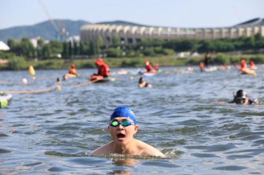 Seouls triathlon festival lets participants go at their own pace