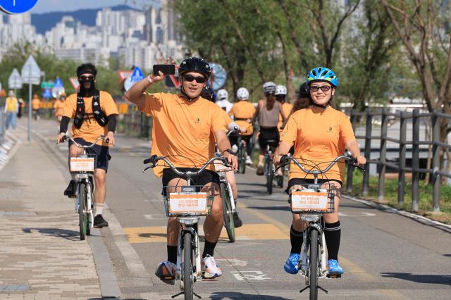 Participants cycle along the course at the 2026 My Pace Hangang Triathlon Festival held at Ttukseom and Jamsil Han River Parks in Seoul on June 5 2026 AJP Han Jun-gu
