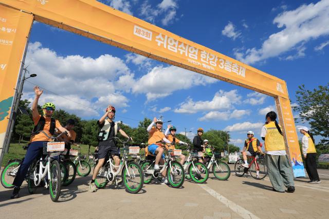 Participants cycle along the course at the 2026 My Pace Hangang Triathlon Festival held at Ttukseom and Jamsil Han River Parks in Seoul on June 5 2026 AJP Han Jun-gu