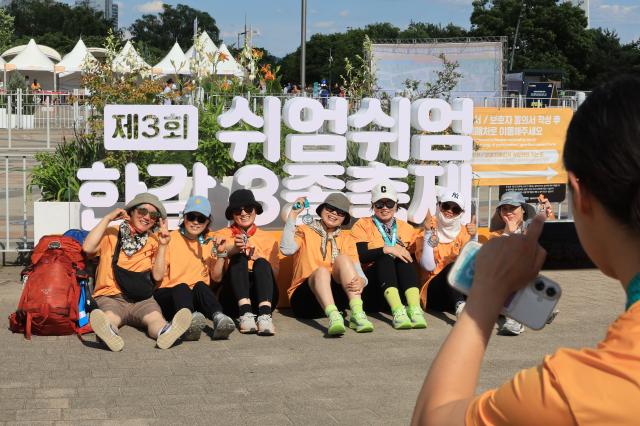 Participants pose for commemorative photos at the 2026 My Pace Hangang Triathlon Festival held at Ttukseom and Jamsil Han River Parks in Seoul on June 5 2026  AJP Han Jun-gu
