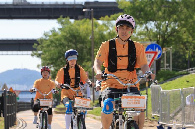 Participants cycle along the course at the 2026 My Pace Hangang Triathlon Festival held at Ttukseom and Jamsil Han River Parks in Seoul on June 5 2026 AJP Han Jun-gu