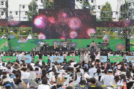 [포토] 멋진 공연 선보이는 김재환 (2026 코리아 메모리얼 페스타)