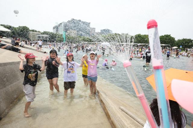 무더운 날씨를 보인 3일 서울 여의도 한강공원에서 어린이들이 물놀이를 하고 있다 202663
