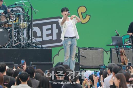 [포토] 2026 코리아 메모리얼 페스타 무대 오른 폴킴