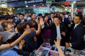 President Lee Visits Traditional Market in Gangdong District to Check on Local Economy