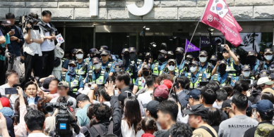 잠실 개표소 봉쇄 시위 이틀째…1만명 집결 속 재선거 요구