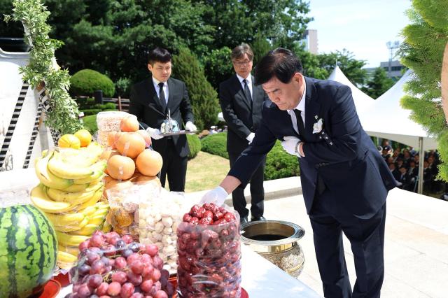 심규언 시장이 헌화와 분향을 하고 있다 사진동해시