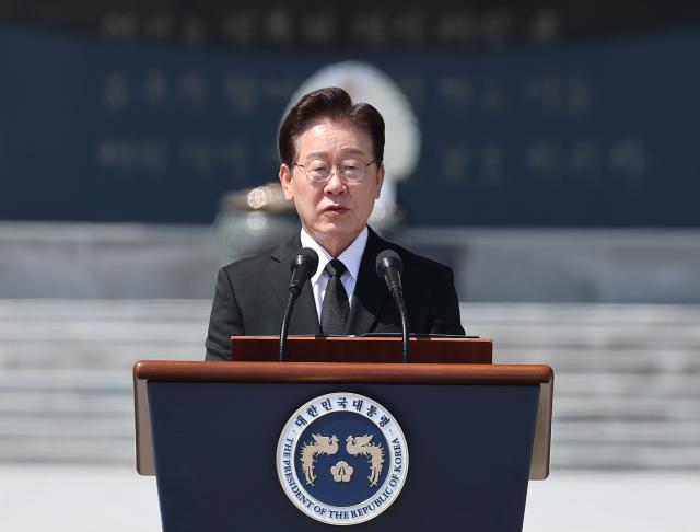 이재명 대통령이 6일 서울 동작구 국립서울현충원에서 열린 제71회 현충일 추념식에서 추념사를 하고 있다 사진연합뉴스