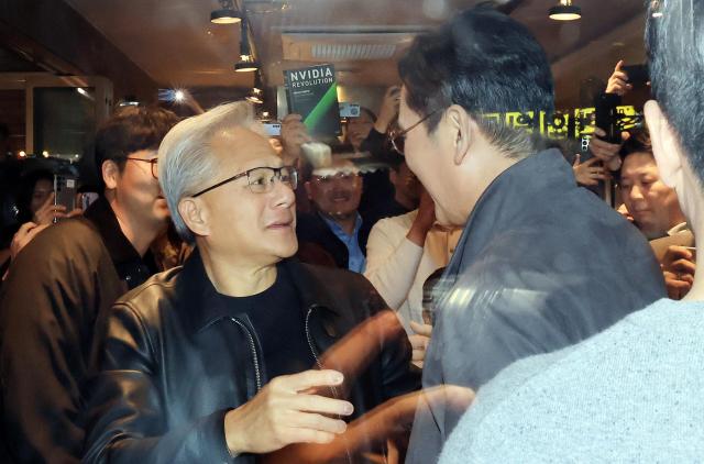 젠슨 황 엔비디아 최고경영자가 지난해 10월 30일 오후 서울 강남구 삼성역 인근 깐부치킨 매장에서 이재용 삼성그룹 회장과 인사를 하고 있다사진연합뉴스