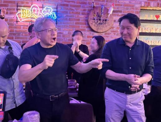 삼겹살론 부족한 젠슨 황, 야구 보고 깐부치킨 또 간다…최태원과 찐친 인증