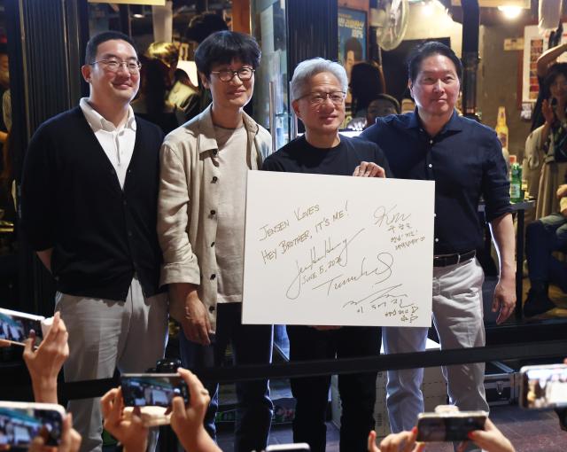 젠슨 황 엔비디아 최고경영자CEO가 5일 서울 마포구 홍대 인근 삼겹살 음식점 형님 저요에서 최태원 SK그룹 회장 구광모 LG그룹 회장 이해진 네이버 의장과 삼소삼겹살·소주 회동’을 하며 포즈를 취하고 있다사진연합뉴스