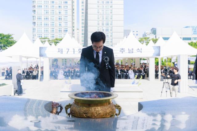 6일 오전 수원특례시 현충탑에서 진행된 제71회 현충일 추념식에서 김동연 경기도지사가 분향 후 묵념을 하고 있다 사진경기도