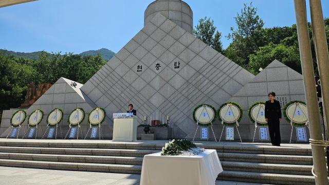 6일 검단산 현충탑에서 열린 ‘제71회 현충일 추념식’에서 이현재 하남시장이 추모사를 낭독하고 있다 사진하남시