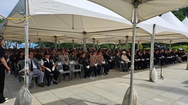 6일 검단산 현충탑에서 열린 ‘제71회 현충일 추념식’에 참석한 참석자들이 순국선열과 호국영령의 희생을 추모하고 있다 사진하남시
