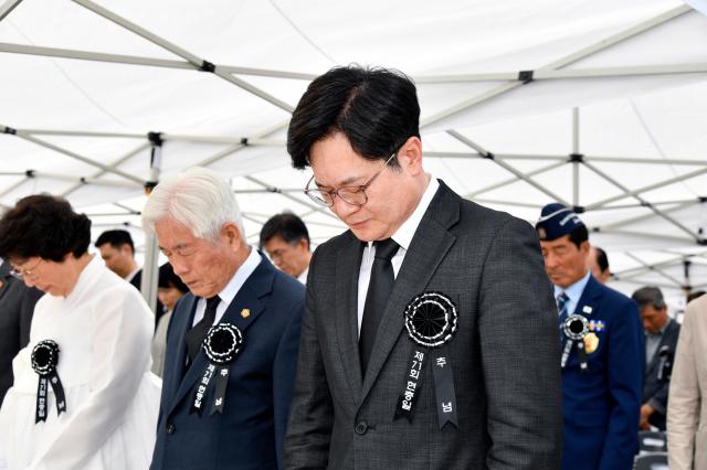 묵념하고 있는 김병수 시장 모습 사진김포시