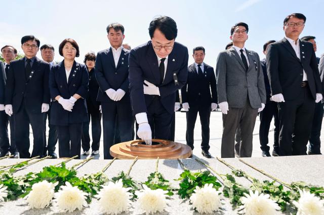 정명근 화성특례시장이 6일 화산동 현충탑에서 열린 제71회 현충일 추념식에 참석해 순국선열과 호국영령을 기리며 분향하고 있다 사진화성시