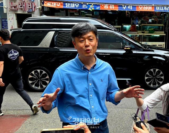 장병규 크래프톤 이사회 의장이 기자들과 인터뷰를 진행하고 있다 사진류청빛 기자
