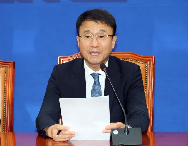 한병도 더불어민주당 공동상임선대위원장이 4일 국회에서 열린 원내정책조정회의에서 발언하고 있다 사진연합뉴스