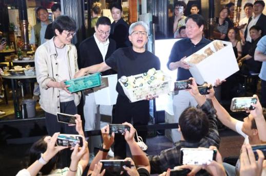 젠슨 황 따라 웃은 K푸드…치킨·소맥·초코파이까지 뜻밖의 홍보효과