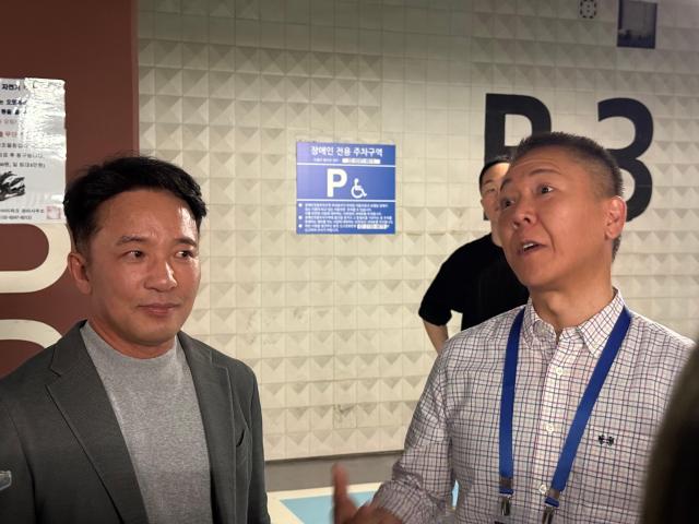 Kim Taek-jin, CEO of NCSoft, speaks with Keita Ida, NVIDIA's Vice President for GeForce, on June 7 at the underground parking lot of Portal PC in Gangnam, Seoul.