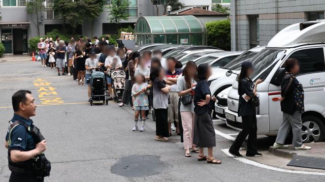 지난 3일 서울 송파구 가락2동 제3투표소에서 투표용지가 부족해 유권자들이 대기하고 있다 사진연합뉴스