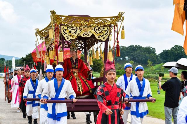 경주 첨성대 일원에서 재현된 ‘신라 선덕여왕 행차’에서 선덕여왕이 보연寶輦에 올라 행렬을 이끌고 있다 사진경주시