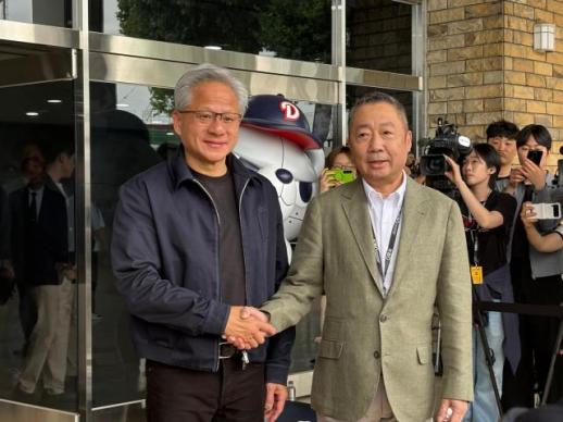 잠실구장 찾은 젠슨 황 시구에 집중하겠다···박정원 회장 직접 맞이 