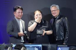 黄仁勋现身首尔网吧