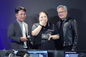 黄仁勋现身首尔网吧