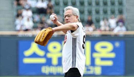 [종합] 마운드 선 젠슨 황, 배트 잡은 박정원···야구장서 굳힌 피지컬 AI 동맹