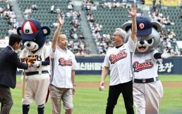 黄仁勋亮相蚕室棒球场 为KBO联赛开球