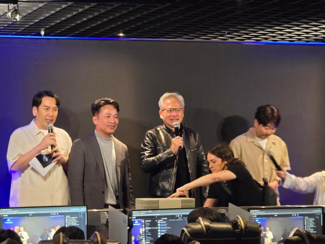 젠슨 황 엔비디아 최고경영자CEO·오른쪽 두번째가 7일 서울 강남구 신논현역 인근 포탈 PC방에서 김택진 엔씨 대표 아이온2 운영진과 함께 게임 이용자들에게 인사하고 있다사진연합뉴스