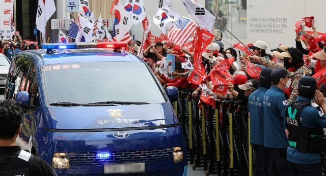 지난 6일 윤석열 전 대통령을 태운 호송차가 경기도 과천 2차종합특검에 들어서는 모습 윤 전 대통령은 이날 계엄 정당화 메시지 관련 직권남용 혐의 피의자 신분으로 조사를 받았다 사진연합뉴스