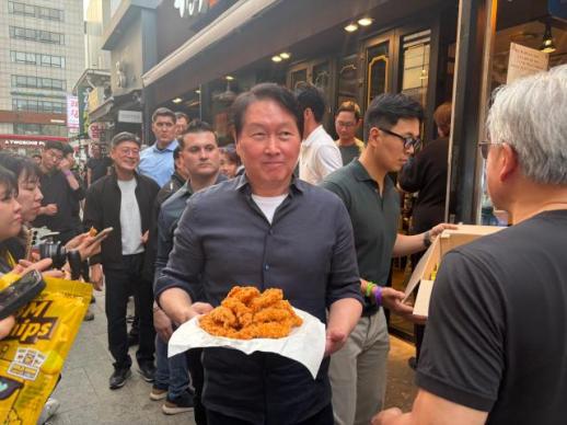 최태원 젠슨 황, 지난해 나 안 와서 아쉬워해···러브샷으로 깐부 인증 