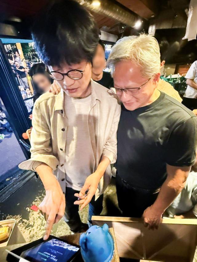 이해진 네이버 의장이 5일 젠슨황 엔비디아 CEO와 삼겹살 회동에서 네이버페이 커넥트로 결제를 진행하고 있다사진네이버