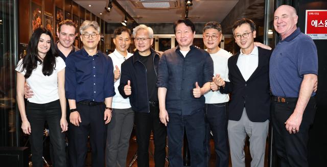 젠슨 황 엔비디아 최고경영자CEO와 최태원 SK 회장 사장단이 7일 서울 강남구 깐부치킨 삼성점에서 치맥 회동을 마친 뒤 기념촬영을 하고 있다사진연합뉴스