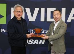 잠실구장 찾은 젠슨 황 시구에 집중하겠다···박정원 회장 직접 맞이 