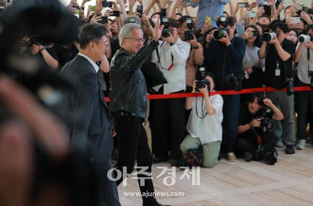 젠슨황 엔비디아 CEO가 8일 오전 서울 종로구 SK서린빌딩에 들어서고 있다 사진유대길 기자 dbeorlf123ajunewscom