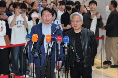 黄仁勋到访SK集团总部