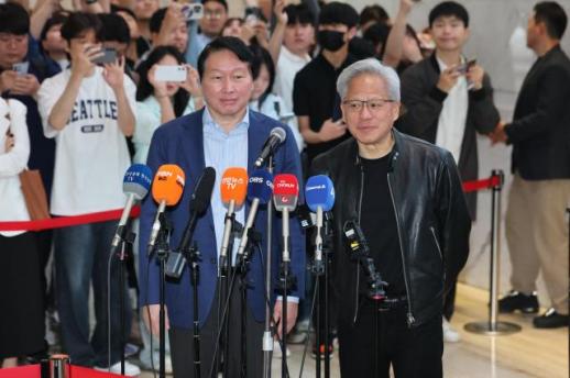 黄仁勋到访SK集团总部