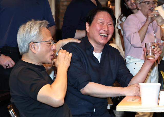 젠슨 황 엔비디아 최고경영자CEO와 최태원 SK 회장이 7일 서울 강남구 깐부치킨 삼성점에서 치맥 회동을 하고 있다사진연합뉴스