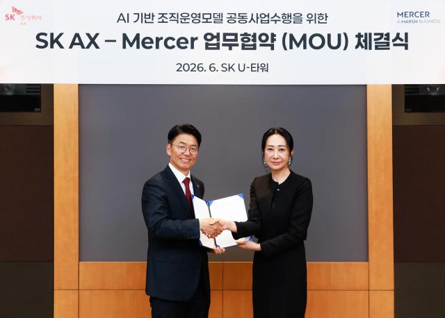 김완종 SK AX 사장왼쪽과 장지원 머서 코리아 공동대표가 경기도 성남시 SK AX 본사에서 AI+휴먼Human 조직운영 모델 개발 및 에이전틱 AI 플랫폼 구축 공동 사업 수행 협약MOU을 체결했다 사진SK AX
