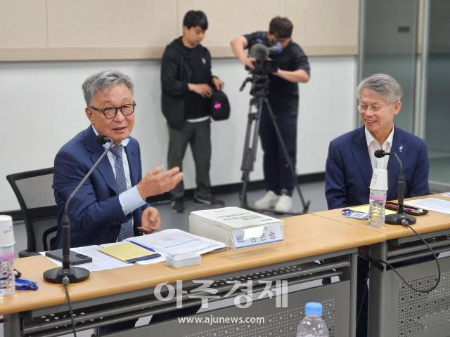 민형배 당선자사진 오른쪽와 정은승 위원장 사진인수위 