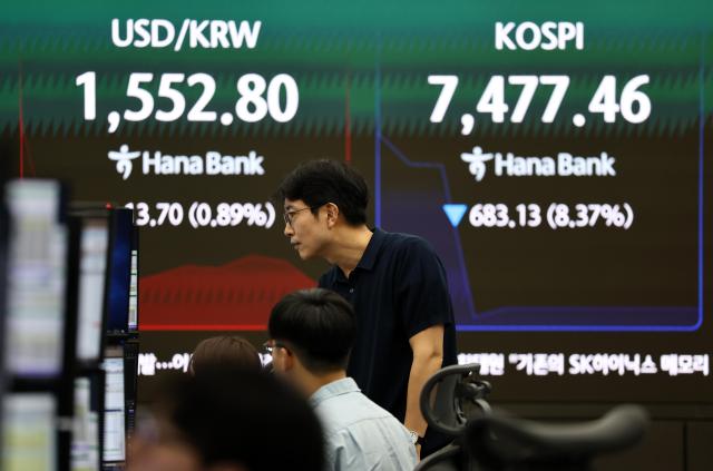 8일 서울 하나은행 본점 딜링룸에서 딜러들이 업무를 보고 있다 사진연합뉴스