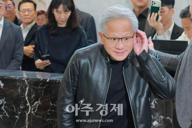 [포토] 젠슨 황, 한국 취재진 질문에 귀 쫑긋