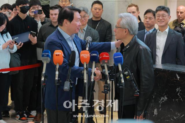 [포토] 악수 나누는 최태원· 젠슨 황