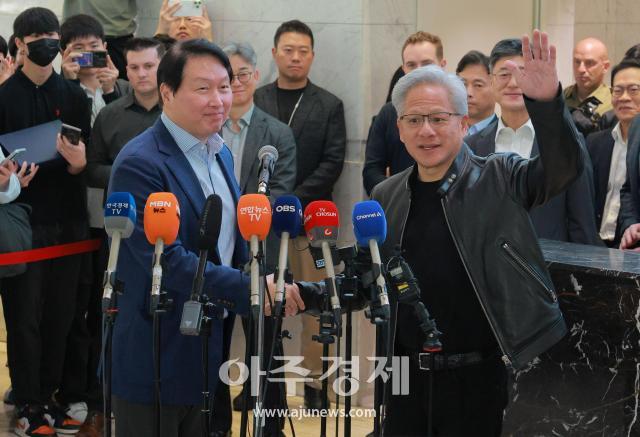 젠슨 황 엔비디아 최고경영자CEO가 8일 오전 서울 종로구 SK서린빌딩에서 최태원 SK그룹 회장과 만나 브리핑을 한 뒤 악수하고 있다 20260608사진유대길 기자 dbeorlf123ajunewscom